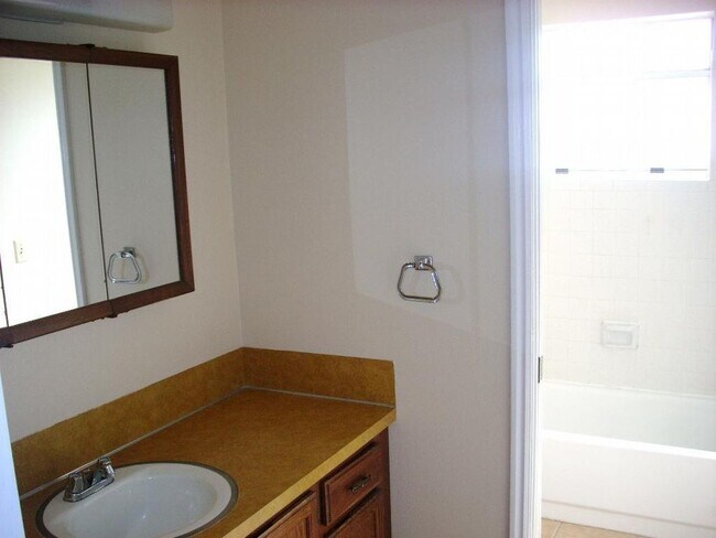 Foto del edificio - Spacious East Millcreek Townhouse