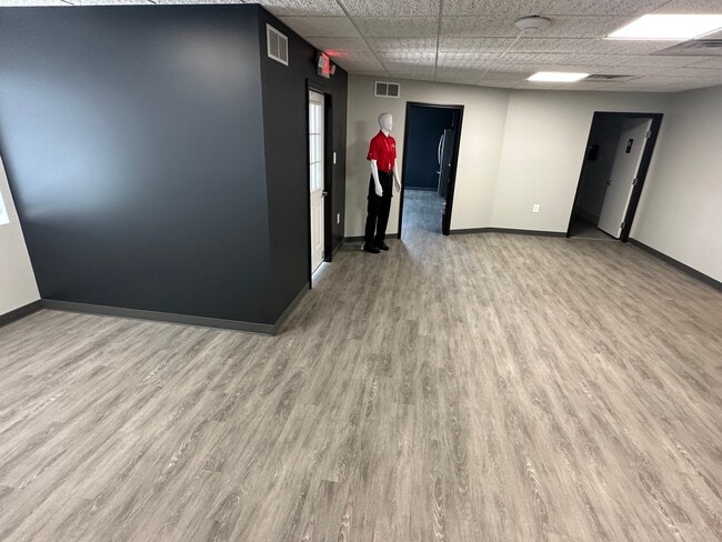 Foto del edificio - 1114 E Main St