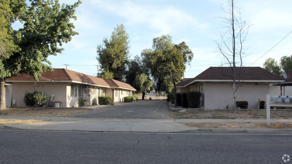 Building Photo - 334 W Kimball Ave