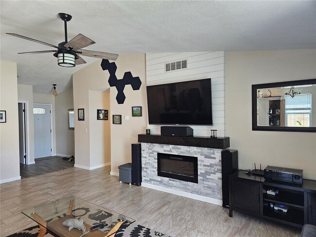 Foto del edificio - 210 Lake Charles Ct