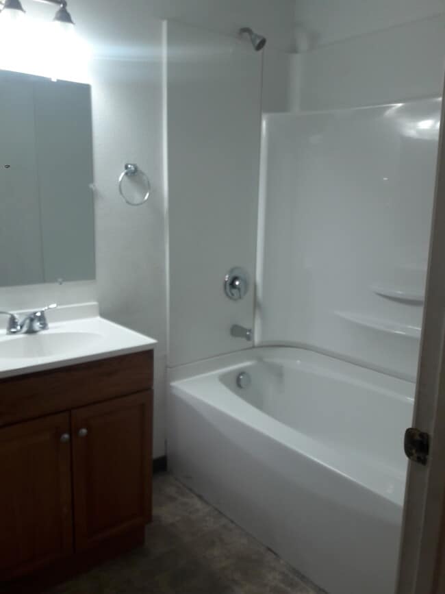 Building Photo - Pasco 4-Plex Apartment Close to Schools & ...