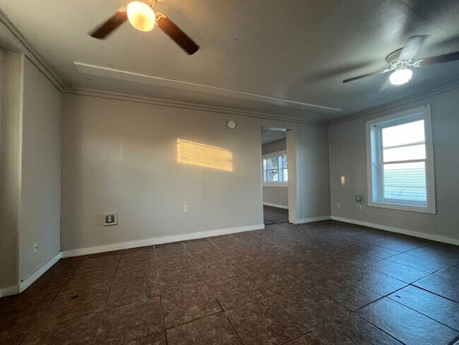 Foto del edificio - FIRST FLOOR UNIT BILLS PAID!