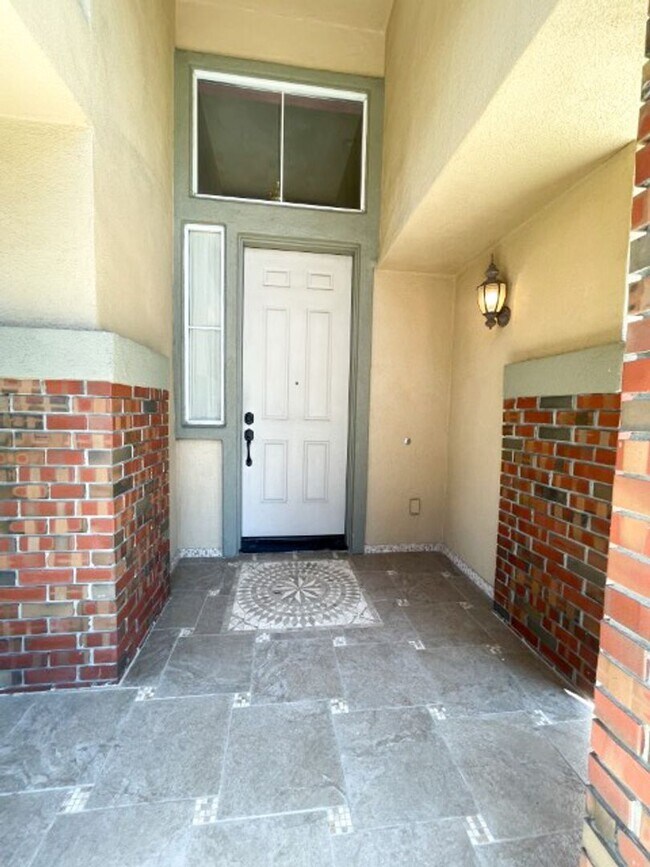 Foto del edificio - Stunning 4-bedroom 3 bathroom 2114sqft hom...