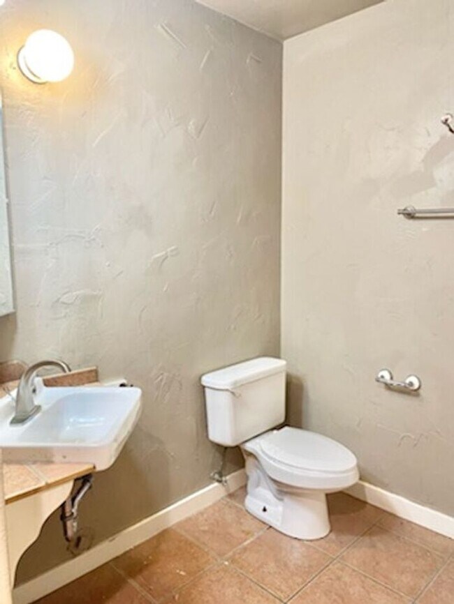 Building Photo - Cozy 2 Bed, 1 Bath, Attached Garage Home on a Large Corner Lot in FOCO