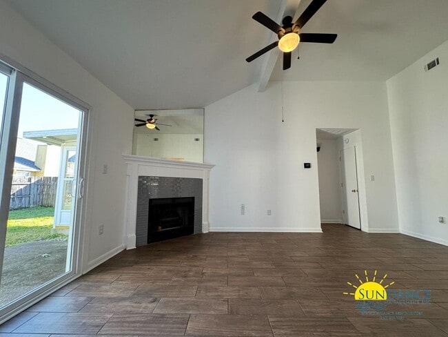 Building Photo - Lovely 3 Bedroom Home in Fort Walton Beach