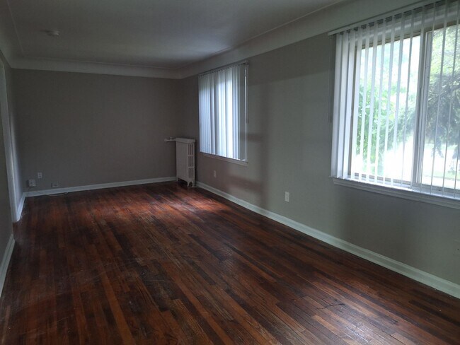 Foto del edificio - Four bedroom Harper Woods bungalow