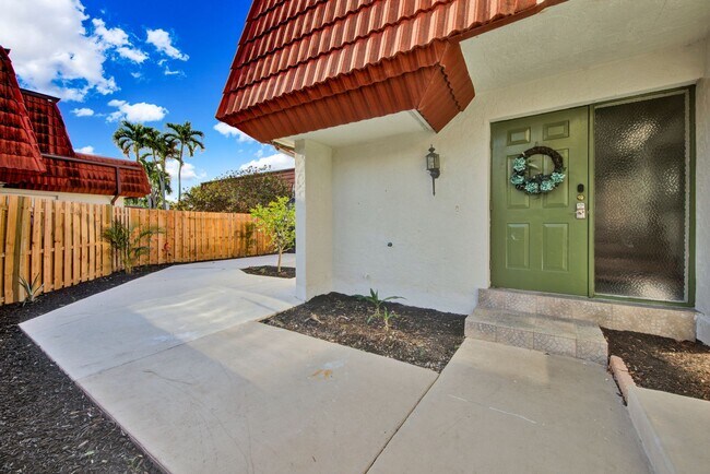 Foto del edificio - Townhouse available in Fort Myers for $2,200.