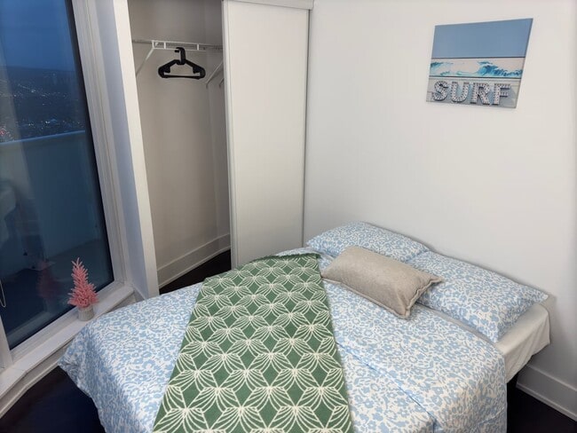 Building Photo - Premium Deluxe - Church St & Carlton St