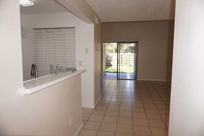 Building Photo - 2 Bedroom, 2 full bath Townhouse Near NAS Jax