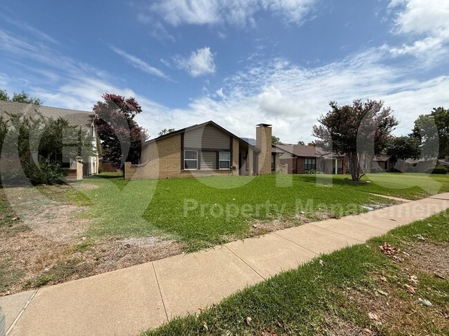 Foto del edificio - 2929 Holy Cross Ln