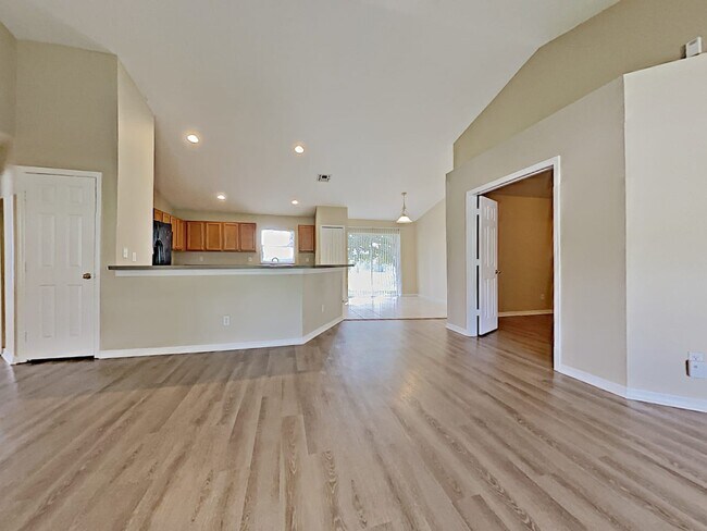 Building Photo - 1025 Lakeview Oaks Dr