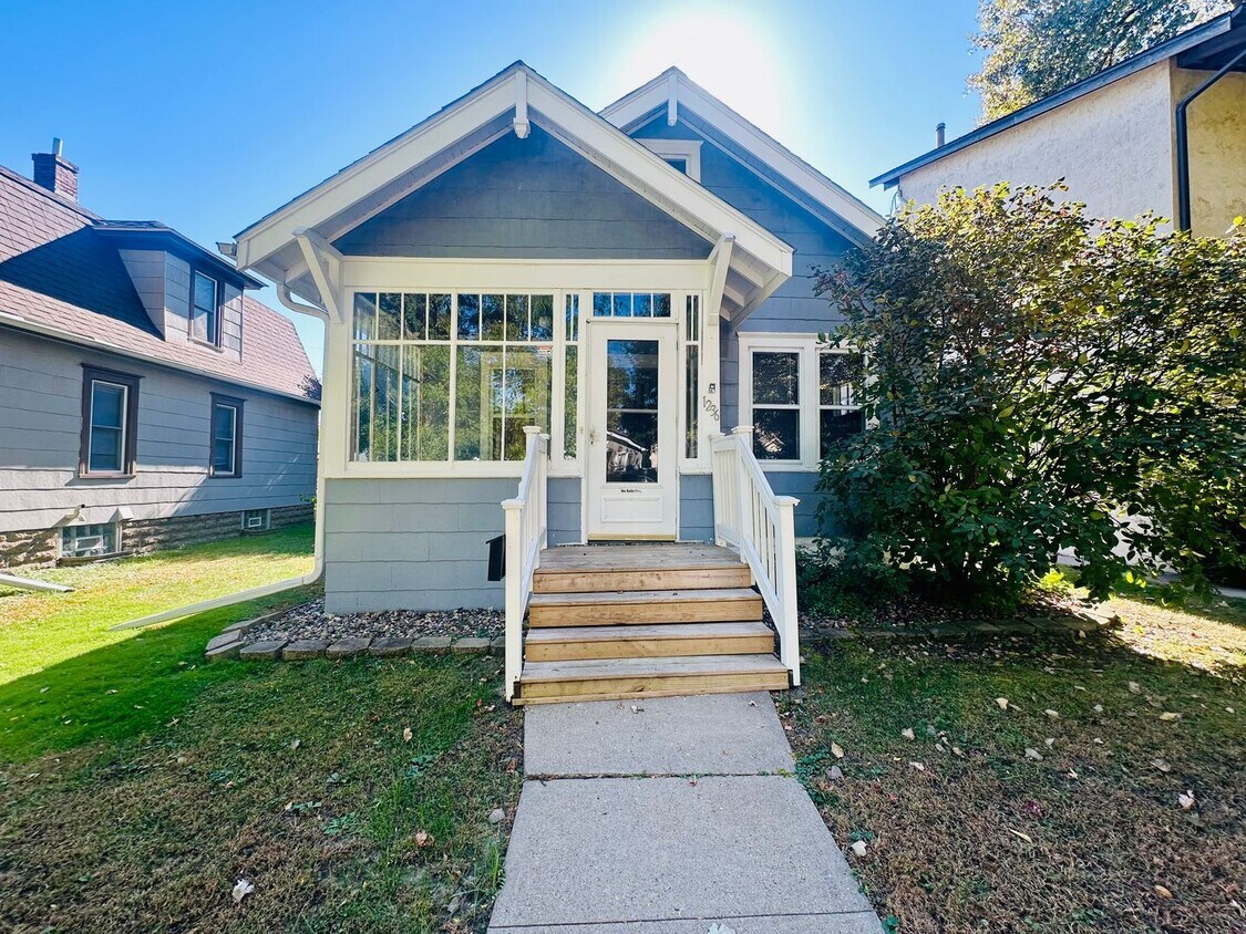 Foto principal - Charming 2-Bedroom Home with Hardwood Floo...