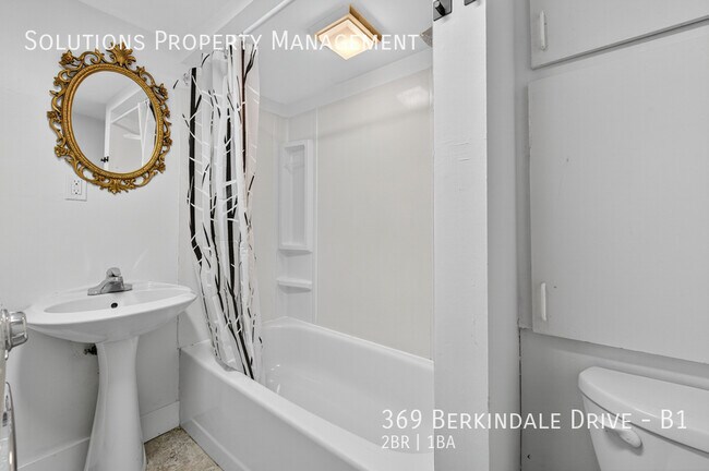 Photo du bâtiment - Newly Renovated 2 bedroom basement unit AV...