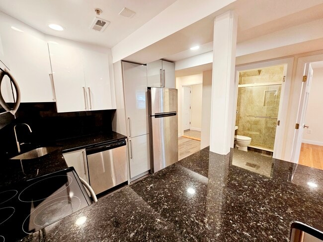 Building Photo - 1803 Beacon St