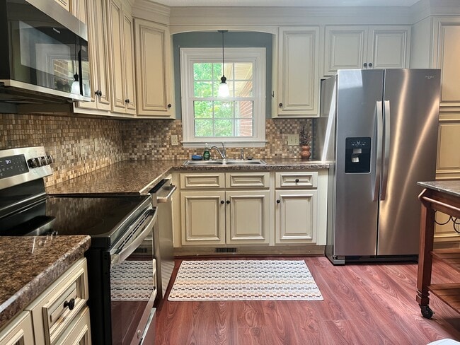 kitchen - 1005 Hayfield Ln