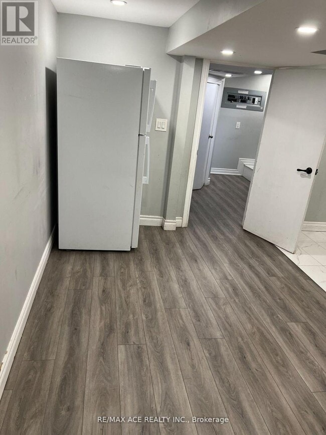 Building Photo - 27 Tansley Ave