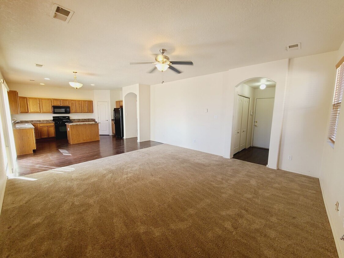 Primary Photo - Spacious 3 bed 2.5 bath home in Huning Ranch!