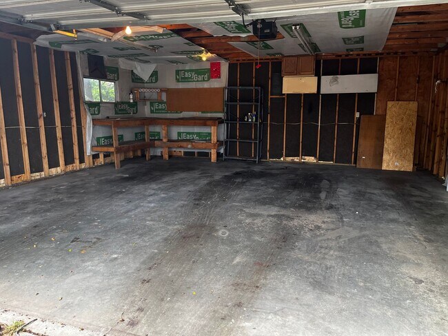 Building Photo - 3 Bed/1.5 Bath House For Rent with 2 Car Garage!