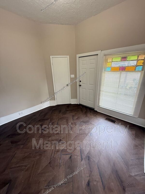 Foto del edificio - 825 E Broadway St