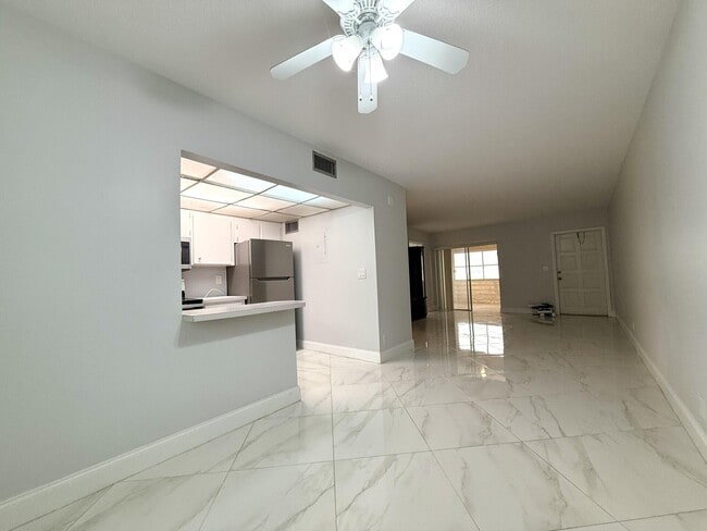 Building Photo - 53 Stratford D