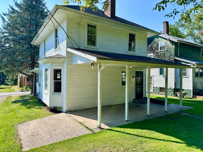 Building Photo - 611 Raymond St