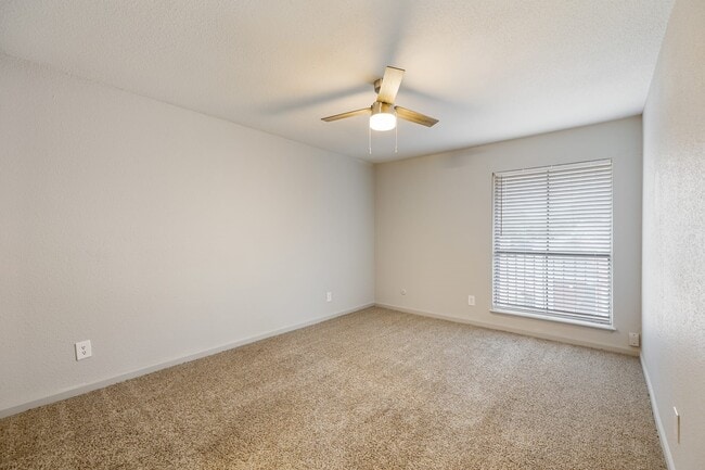 Building Photo - 8701 Town Park Dr