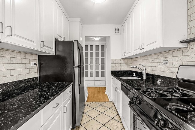 Building Photo - 181 E 90th St