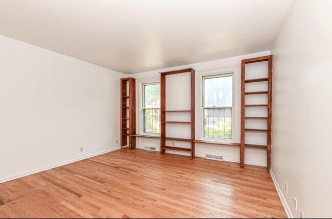 Building Photo - 2315 N Oakland Ave