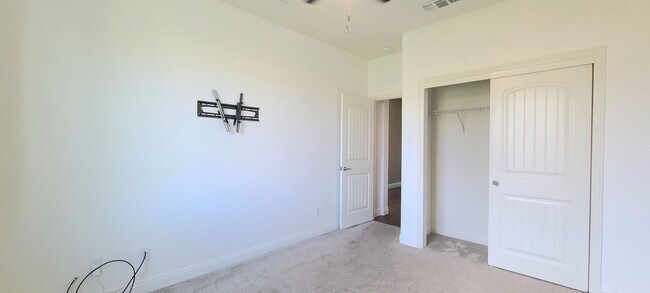 Foto del edificio - BEAUTIFUL SINGLE-FAMILY HOME IN BLACKSTONE IN EDH!