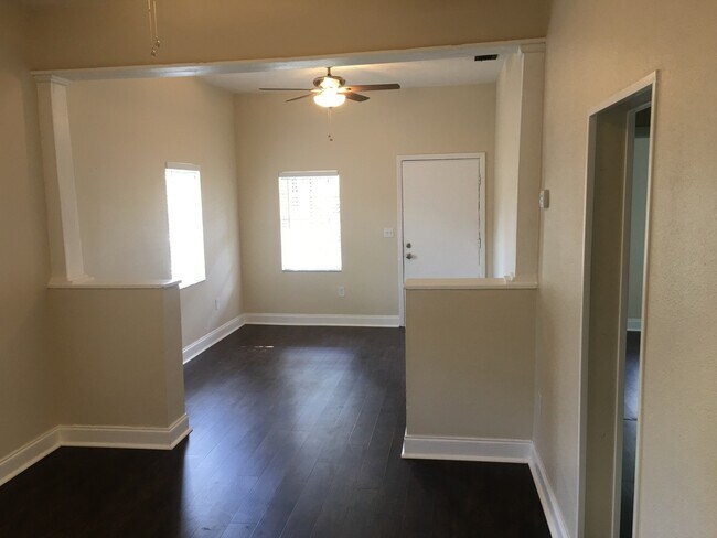 Building Photo - North Hyde Park Bungalow Close to U.T.