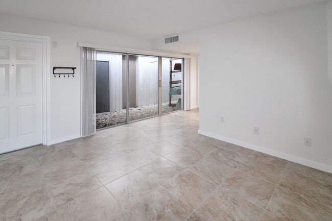 Foto del edificio - Annual Beachfront Condo at Venice Sands