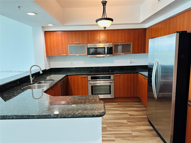 Foto del edificio - 14951 Royal Oaks Ln