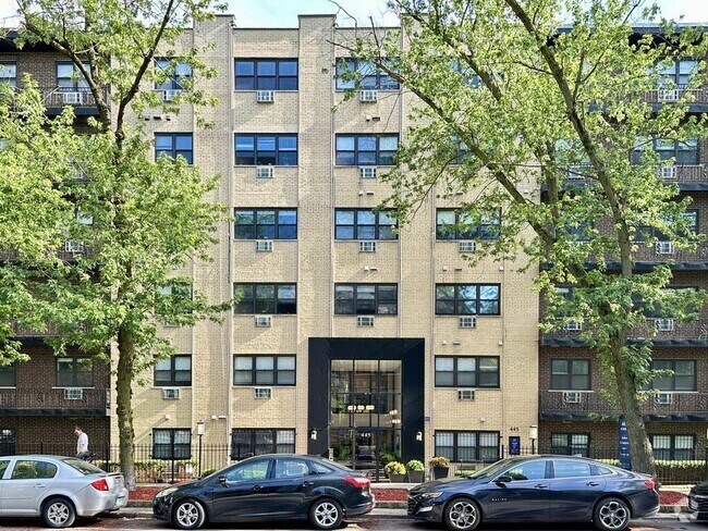 Building Photo - 448 W Barry Ave