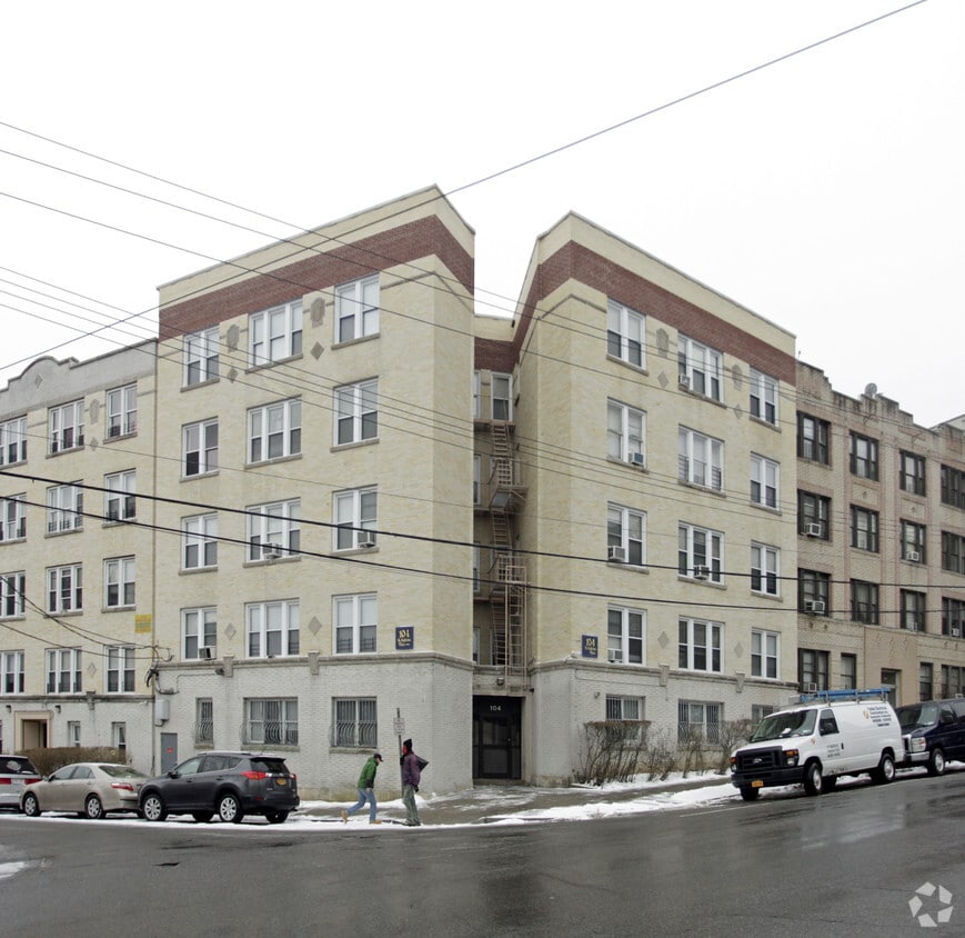 Primary Photo - 104 St Andrews Pl