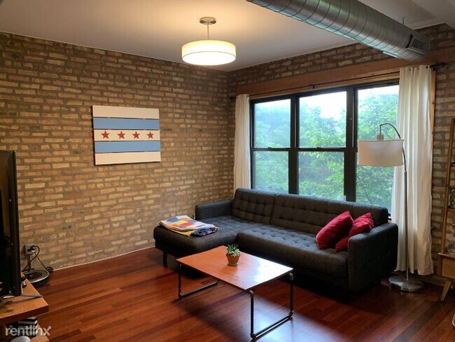 Building Photo - 1247 W Roscoe St