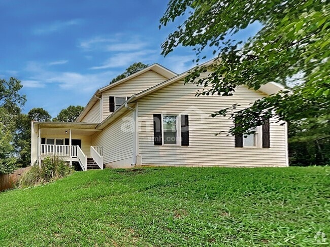 Building Photo - 1005 Whispering Woods Dr