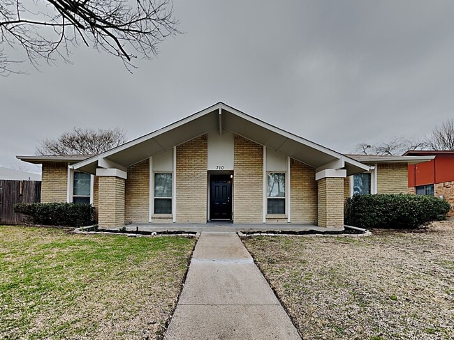 Charming 3-Bed, 2-Bath Home with Pool in Grand Prairie - Charming 3-Bed, 2-Bath Home with Pool in Grand Prairie