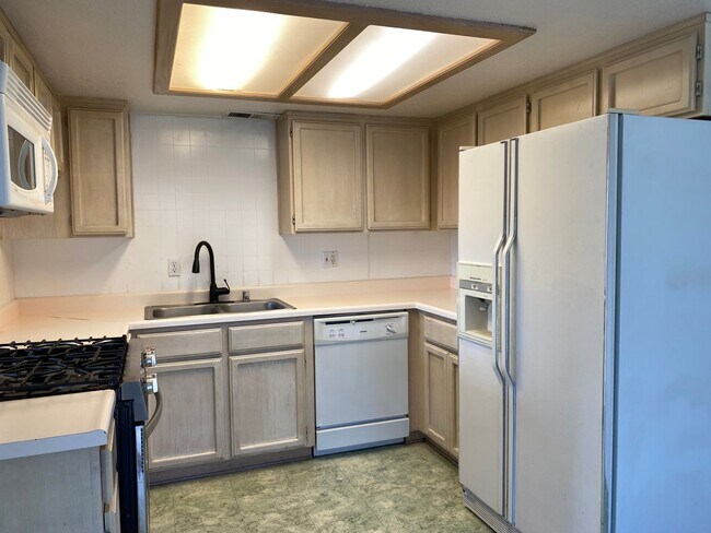 Building Photo - Ready for move in! Well maintained townhou...