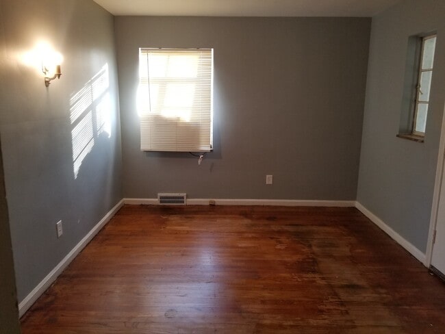 Building Photo - 16623 Princeton - 3 Bed/1.5 bath with dini...