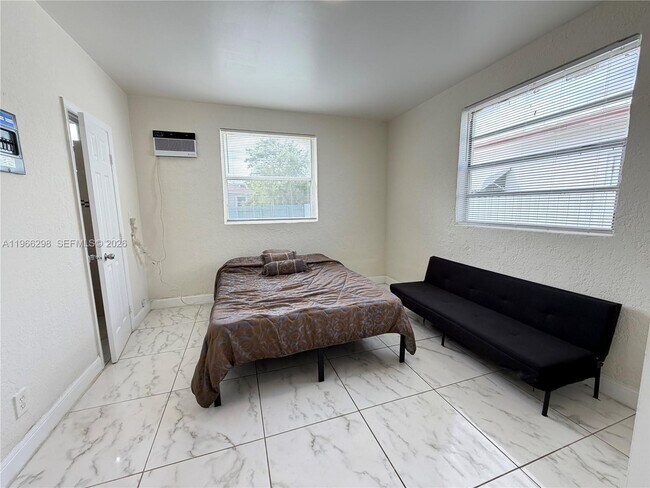 Building Photo - 912 NW 9th Ave