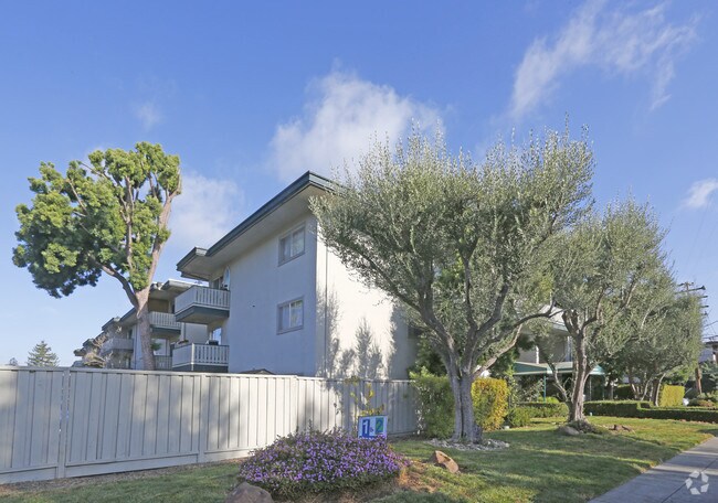 Foto del edificio - Del Medio Garden Apartments