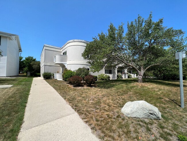 Building Photo - Studio Condo near Munson Hospital - Availa...
