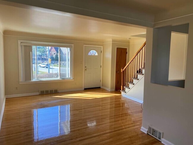 Building Photo - 2065 E Maple Rd