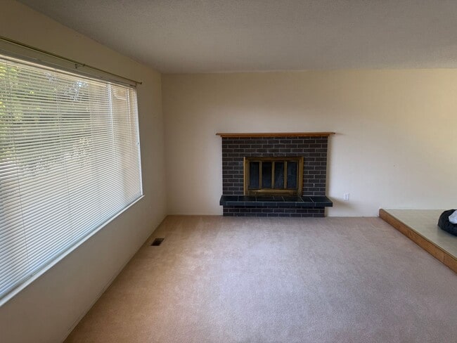 Foto del edificio - 3 Bed 2.5 Bath Large house