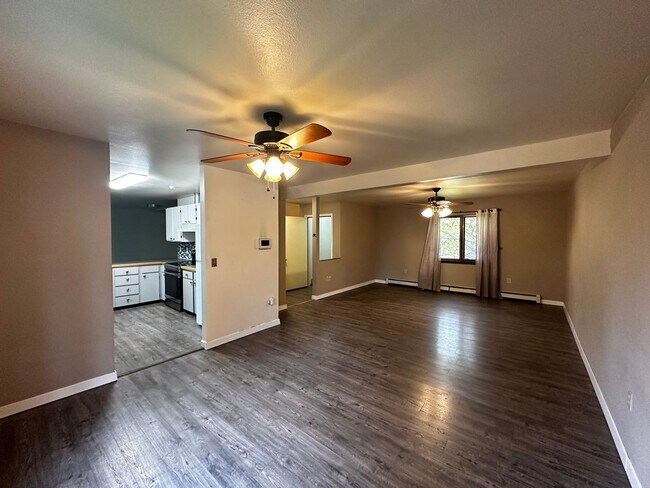 Building Photo - 3 Bed/2.5 Bath/1 Car Heated Garage (All Ut...
