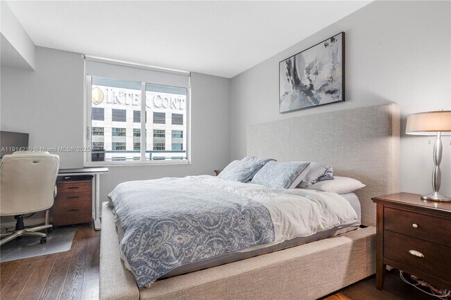 Foto del edificio - 335 S Biscayne Blvd