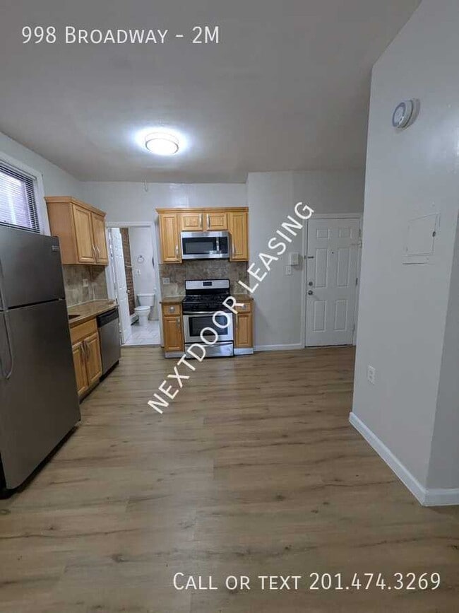 Building Photo - 998 Broadway-2M