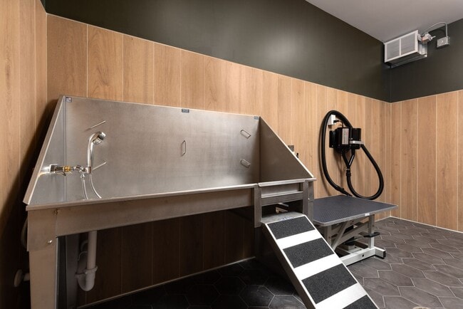 Interior Photo - Current 33