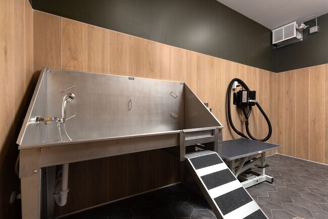 Interior Photo - Current 33