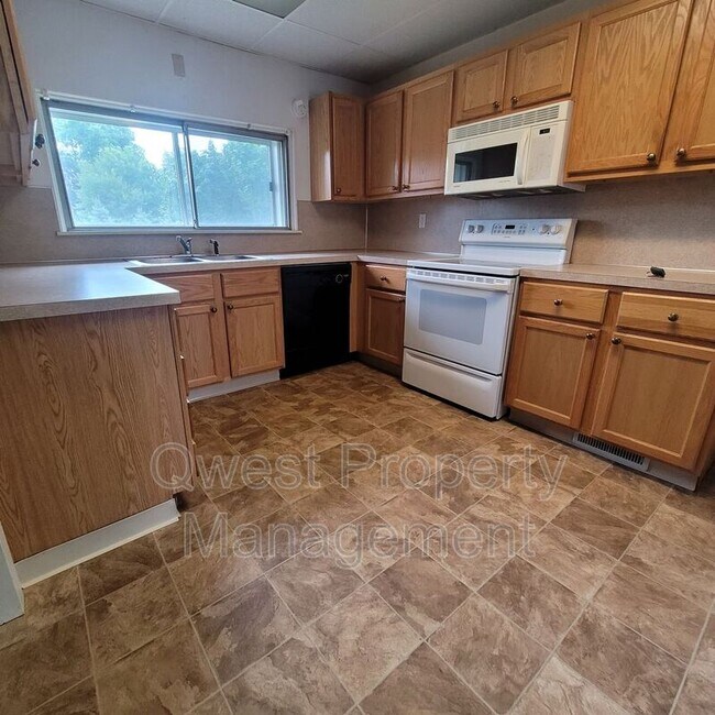 Foto del edificio - 714 4 Mile Rd NW